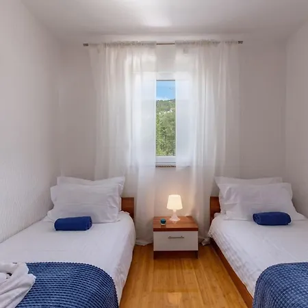 Mit Terrasse Und Meerblick By Interhome