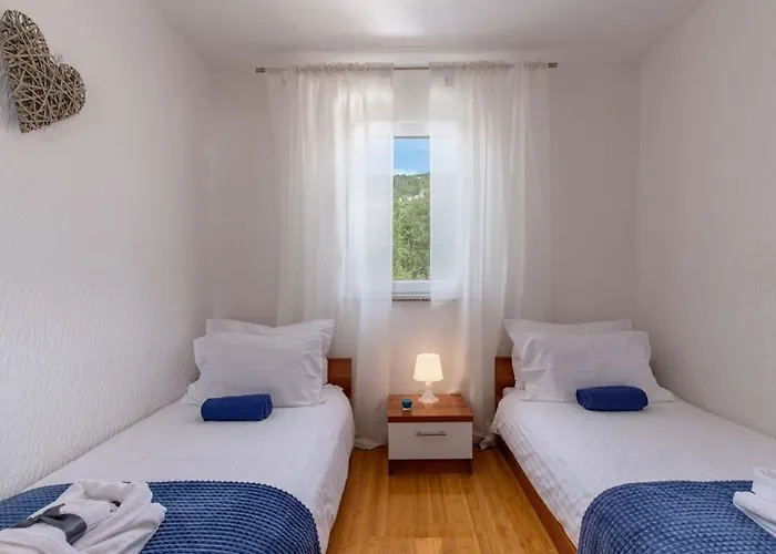 Mit Terrasse Und Meerblick By Interhome